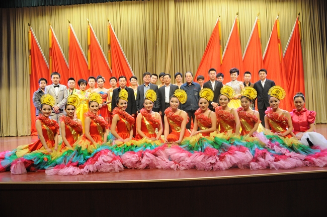 拼搏在线官方网站-拼搏（中国）公司职工艺术团来安居煤矿慰问演出