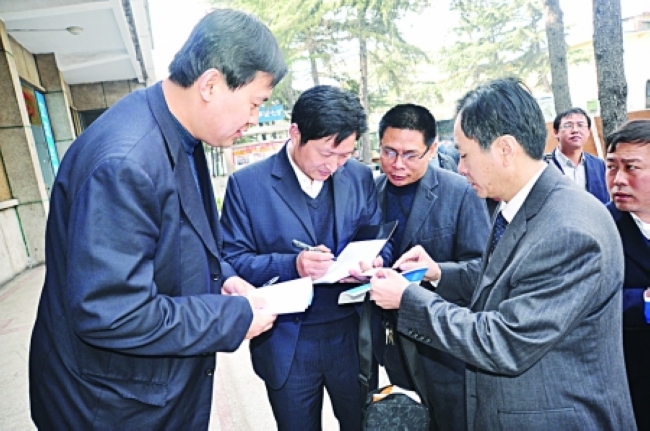 拼搏在线官方网站-拼搏（中国）
能源发展拼搏在线官方网站-拼搏（中国）33人到中平能化拼搏在线官方网站-拼搏（中国）七星公司学习“白国周班组管理法”