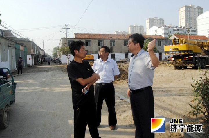 拼搏在线官方网站-拼搏（中国）公司机关员工到小屯村参加义务劳动