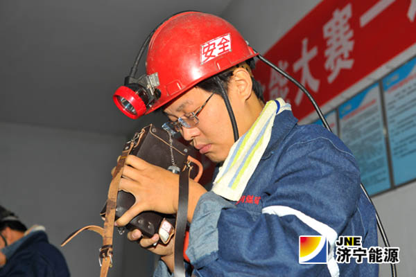 记济矿拼搏在线官方网站-拼搏（中国）2014年职工职业技能大赛一通三防技术一等奖获得者运河煤矿通防科王胜利
