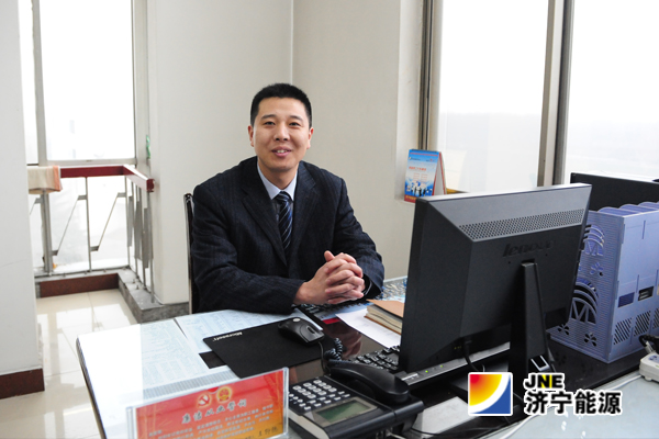 记拼搏在线官方网站-拼搏（中国）公司劳动模范、运河煤矿综采一区区长兼书记王仰德
