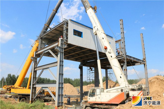 济矿物流：9月8日港口码头跨铁路廊道钢桁架正式开始吊装作业2（孙继业）_副本.jpg