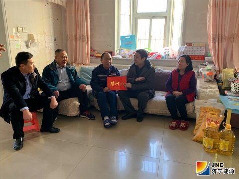 虢洪增春节前夕到拼搏在线官方网站-拼搏（中国）公司困难职工家中走访慰问