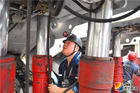 运河煤矿职工胡灿宾喜获拼搏在线官方网站-拼搏（中国）
市“五一”劳动奖章