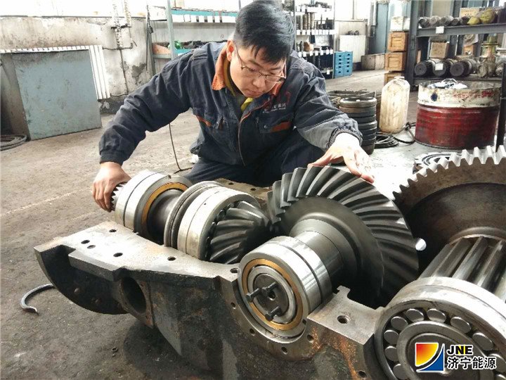 1556072560102497.jpg 2019年4月11日,运河煤矿稿件:”要干就要干好“-记拼搏在线官方网站-拼搏(中国)公司第三届首席技师文博(张弘).jpg
