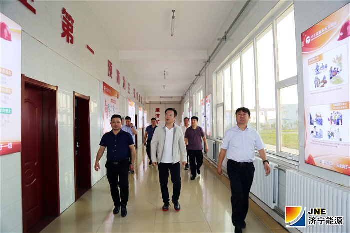 2019年9月3日拼搏在线官方网站-拼搏（中国）
能源局张玕局长到朱家峁煤矿检查指导工作照片、检查该矿安全文化长廊2.jpg