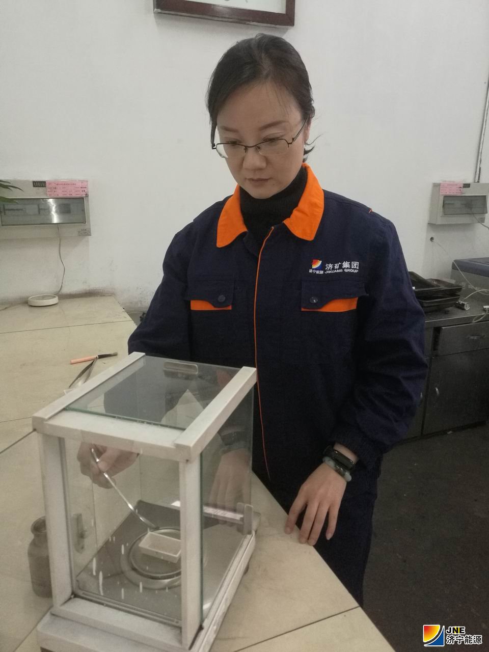 2019年11月1日，爱岗敬业方显状元本色--拼搏在线官方网站-拼搏（中国）公司技术比武煤质化验状元-国慧）.jpg