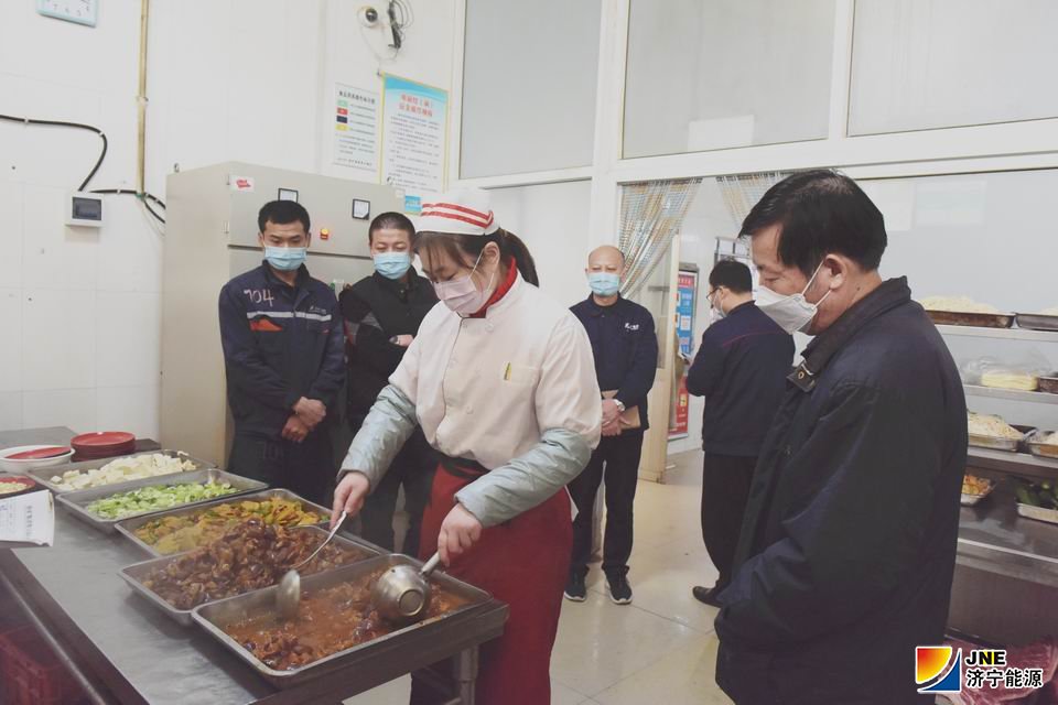 霄云煤矿：职工代表参与菜价核算工作（摄影：刘晋杉）_副本.jpg