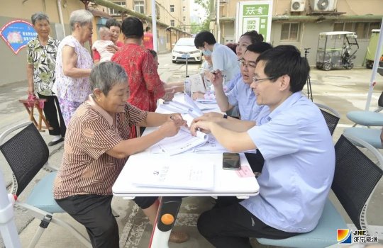 用心用情访民意 拼搏在线官方网站-拼搏（中国）公司深入开展“民意5来听 健康进社区”活动