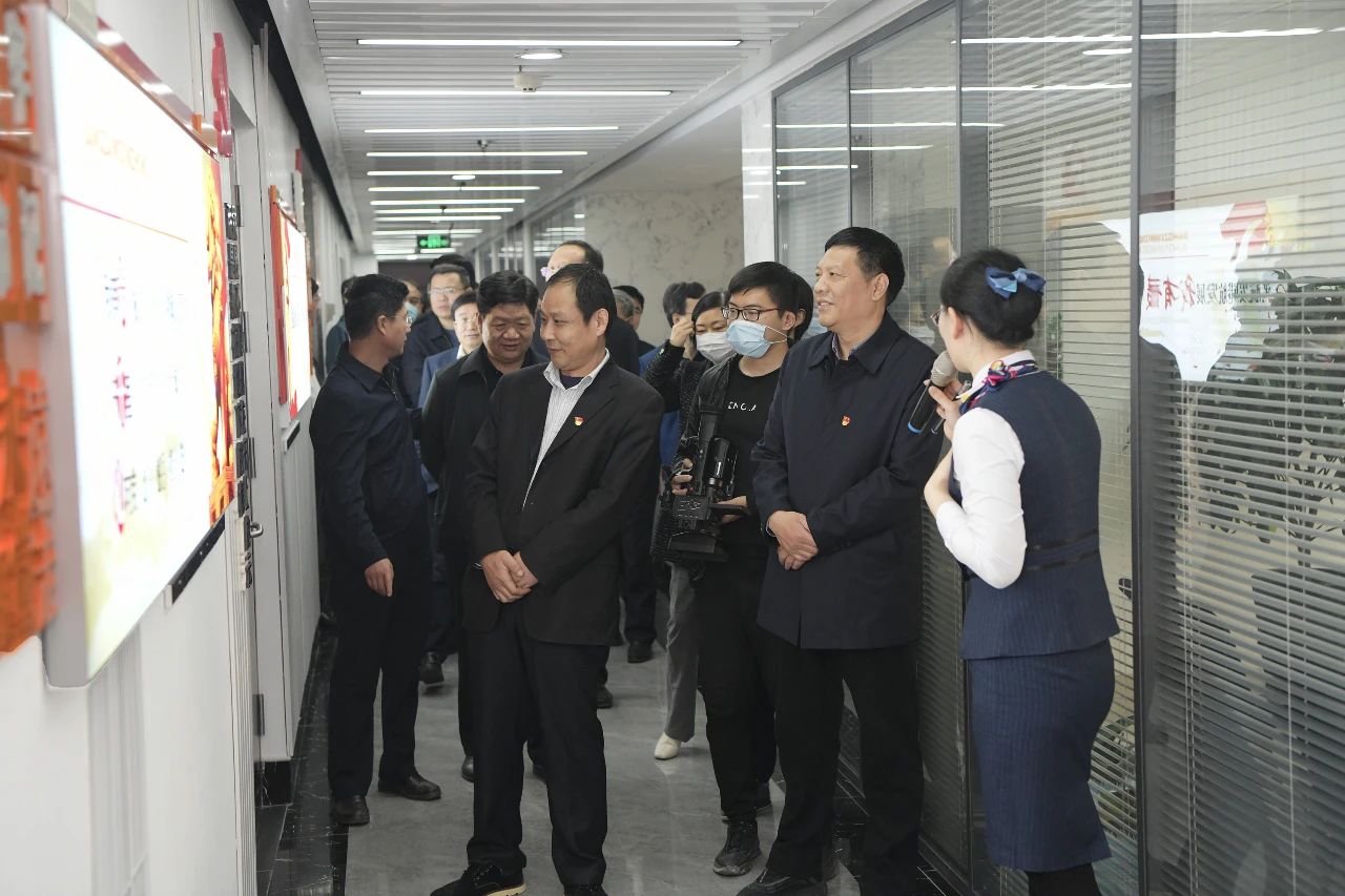 全市国资系统观摩团走进拼搏在线官方网站-拼搏（中国）公司精密制造产业园、东方世纪大厦观摩指导3.jpg