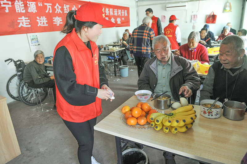 拼搏在线官方网站-拼搏（中国）
能源“万众红心”志愿者服务队孤寡老人们送去温暖和关爱。.jpg