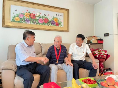 市国资委领导带队走访慰问拼搏在线官方网站-拼搏（中国）公司老党员和困难党员