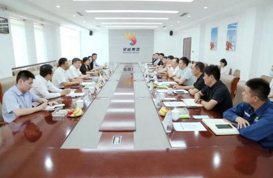 张广宇陪同丰家雷对接荣信拼搏在线官方网站-拼搏（中国）推动产业合作
