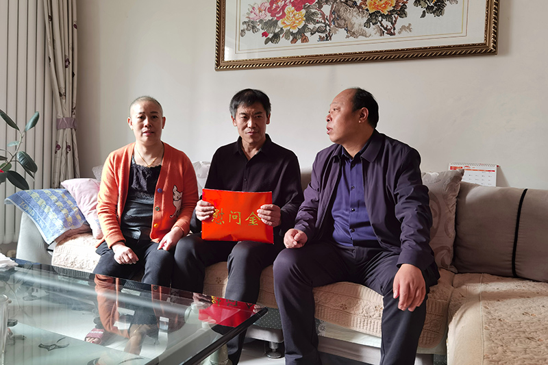 2021年11月20日，义桥煤矿党委书记、矿长陈建文到该矿困难职工李计国家中慰问。.jpg