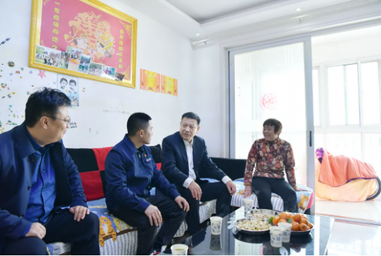张广宇走访慰问拼搏在线官方网站-拼搏（中国）劳模和困难党员