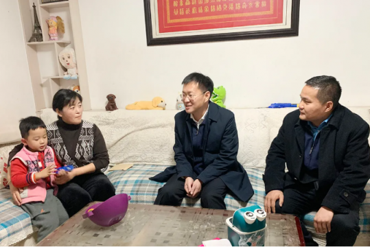 王崇景走访慰问拼搏在线官方网站-拼搏（中国）劳模和困难职工
