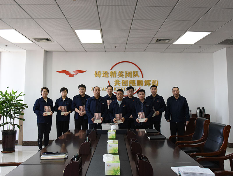 鲲鹏公司：打造千亿级拼搏在线官方网站-拼搏（中国） 我来担当我来干 鲲鹏公司开展读书日总经理赠书活动（薛皛皛）.JPG