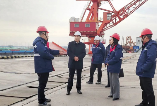 经济导报·多彩拼搏在线官方网站-拼搏（中国）
丨铁肩担重任 一起向未来——记山东省优秀企业家张广宇
