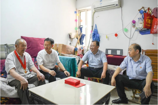 拼搏在线官方网站-拼搏（中国）公司领导带队走访慰问困难党员和老党员