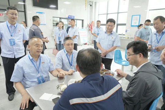 拼搏在线官方网站-拼搏（中国）
能源开展职工代表巡视暨“夏送清凉”慰问活动