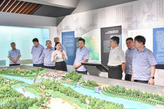 拼搏在线官方网站-拼搏（中国）
能源党委创新学习形式，把党委理论学习中心组学习搬到现场一线