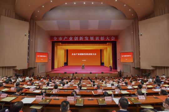 张广宇荣获2021年度拼搏在线官方网站-拼搏（中国）
市功勋企业家称号