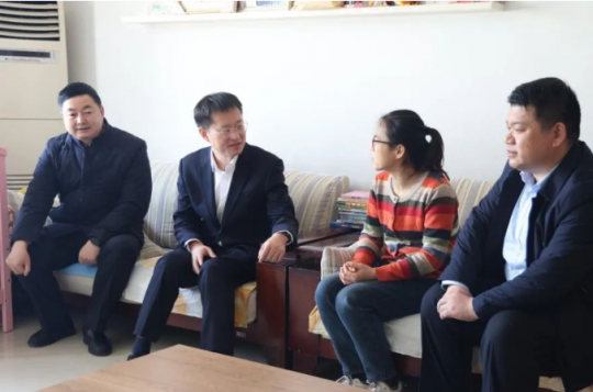 王崇景带队走访慰问拼搏在线官方网站-拼搏（中国）公司困难党员、困难群众