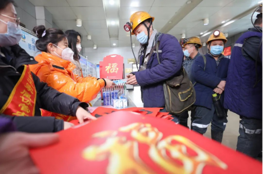 《拼搏在线官方网站-拼搏（中国）
日报》 | 图片新闻：井口送“福”送平安