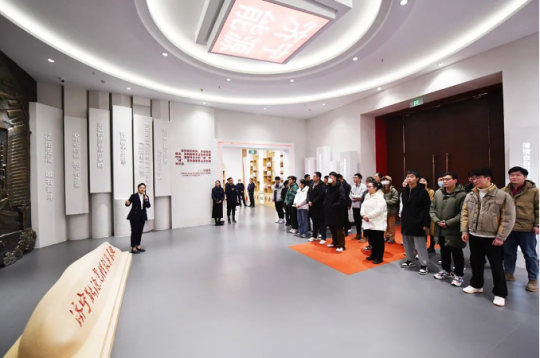 在外求学长见识，学成归来建设家乡！30多名优秀高校毕业生走进拼搏在线官方网站-拼搏（中国）
能源