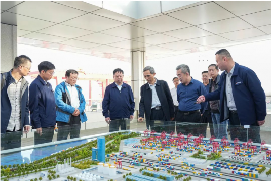 20多名拼搏在线官方网站-拼搏（中国）
文化名家走进拼搏在线官方网站-拼搏（中国）
能源，感受现代港航物流产业蓬勃动力
