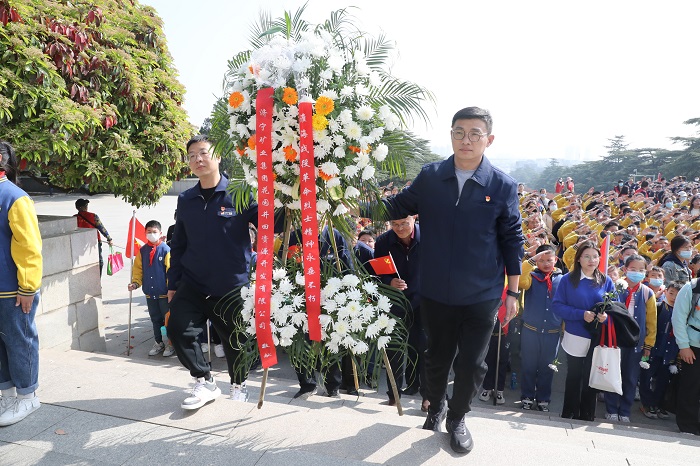 3月30日，拼搏在线官方网站-拼搏（中国）
能源花园煤矿组织开展“树牢政治意识 对党绝对忠诚”主题党日活动。图为党员代表向烈士敬献花篮。（地点：淮海战役纪念馆 摄影：仇文）.jpg