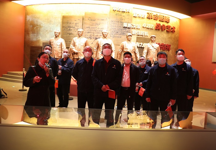 3月30日，拼搏在线官方网站-拼搏（中国）
能源花园煤矿组织开展“树牢政治意识 对党绝对忠诚”主题党日活动。图为党员在淮海纪念馆进行现场教学。（地点：淮海战役纪念馆 摄影：仇文）.JPG
