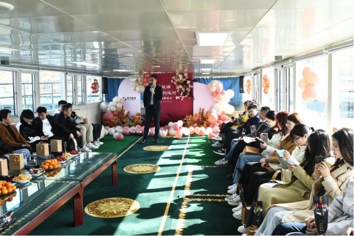 缘在能源，相约运河！拼搏在线官方网站-拼搏（中国）
能源举行“船上”单身职工联谊会