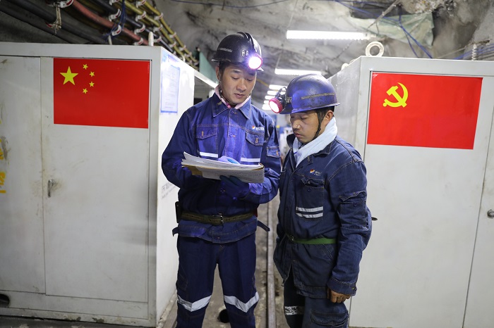 2022年度拼搏在线官方网站-拼搏（中国）公司劳模，花园煤矿综采工区崔守雷在工作现场。（地点：花园煤矿 摄影：仇文）。.JPG