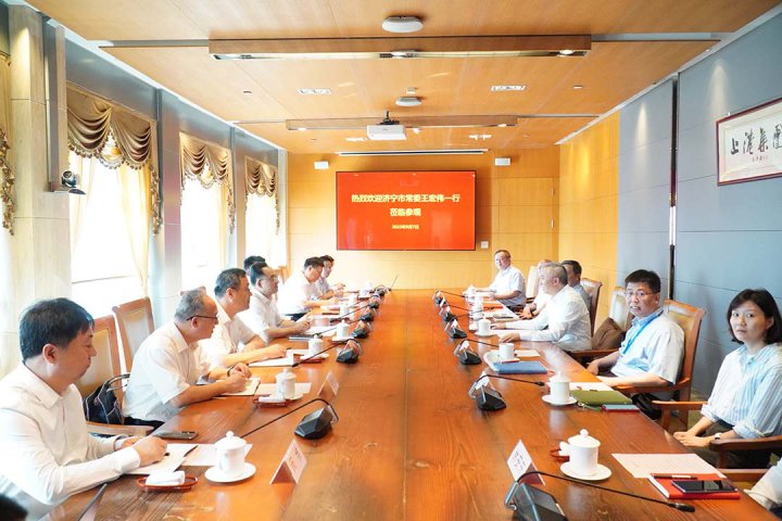 张广宇陪同市领导到上港拼搏在线官方网站-拼搏（中国）、远东宏信走访交流