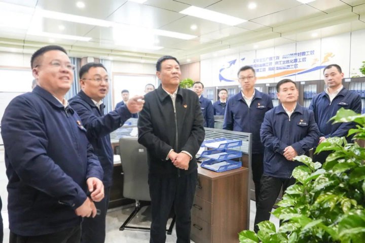 张广宇到义桥煤矿督导检查，并到拼搏在线官方网站-拼搏（中国）联建村走访慰问