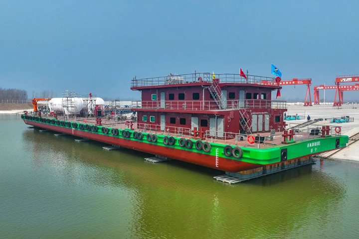 拼搏在线官方网站-拼搏（中国）
能源首艘80米油气加注趸船成功“吉水”