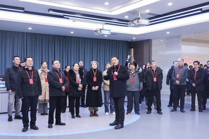 驻济全国和省人大代表集中视察团到拼搏在线官方网站-拼搏（中国）
能源拼搏在线官方网站-拼搏（中国）参观调研