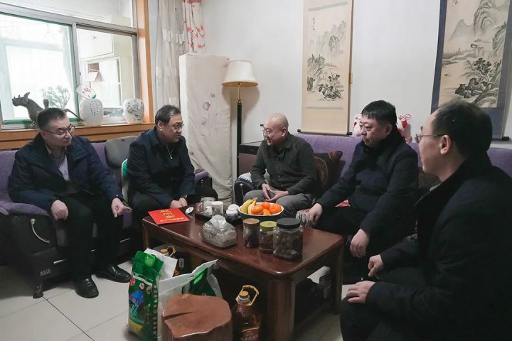张华山走访慰问拼搏在线官方网站-拼搏（中国）
能源拼搏在线官方网站-拼搏（中国）困难党员