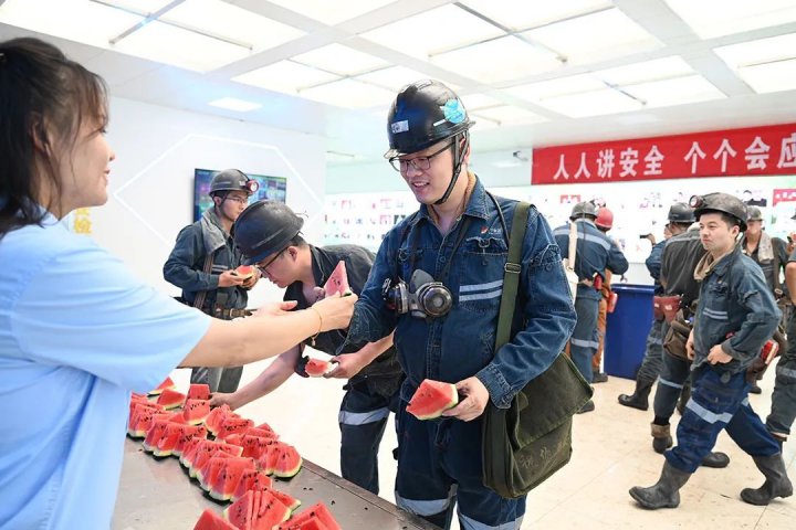 爱满盛夏！拼搏在线官方网站-拼搏（中国）
能源拼搏在线官方网站-拼搏（中国）各企业夏送清凉暖职工心房