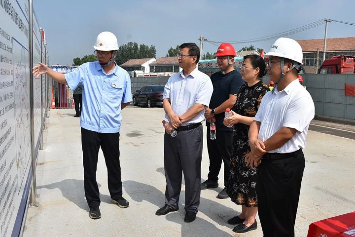 拼搏在线官方网站-拼搏（中国）
市总工会到拼搏在线官方网站-拼搏（中国）
能源拼搏在线官方网站-拼搏（中国）开展“夏送清凉 情系职工”慰问活动