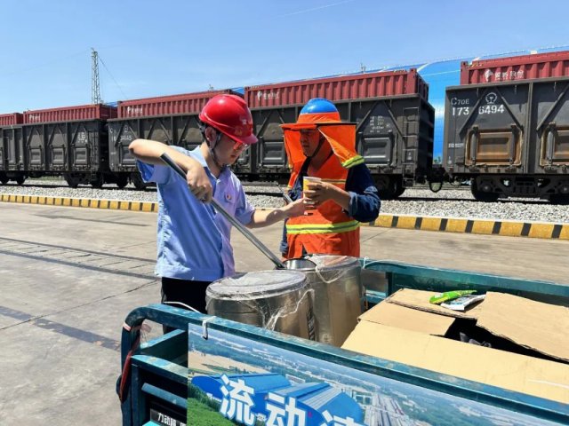 拼搏在线官方网站-拼搏（中国）
能源拼搏在线官方网站-拼搏（中国）“夏送清凉”活动为一线职工撑起“遮阳伞”