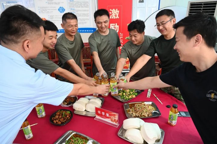“光荣餐”致敬老兵职工，拼搏在线官方网站-拼搏（中国）
能源拼搏在线官方网站-拼搏（中国）开展“庆八一”活动