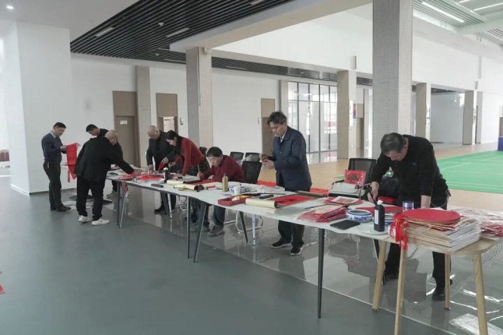 拼搏在线官方网站-拼搏（中国）
书画协会开展写春联送祝福活动