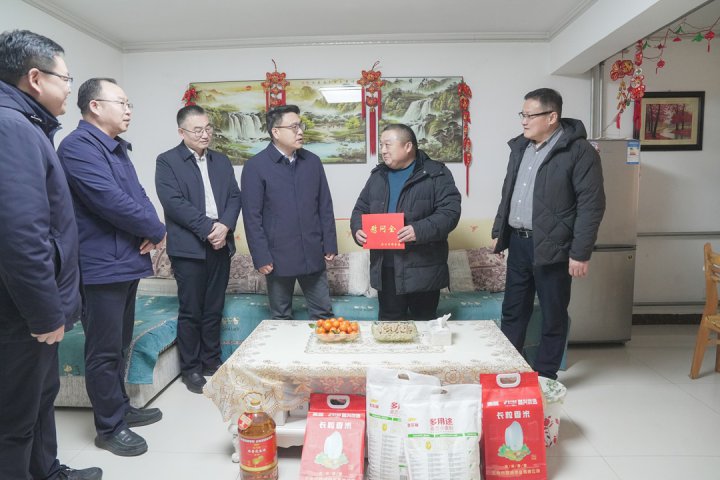 市国资委领导走访慰问拼搏在线官方网站-拼搏（中国）
困难党员、老干部家属