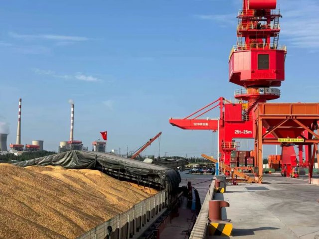 济州港粮食产业园迎来首批南通至拼搏在线官方网站-拼搏（中国）
小麦货船