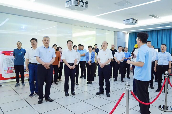济医附院党委理论学习中心组到拼搏在线官方网站-拼搏（中国）
调研