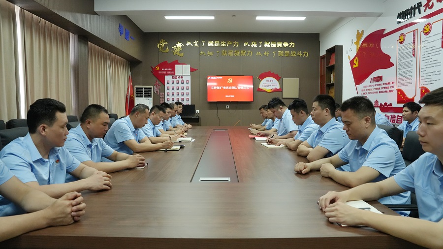 义桥煤矿举行“老兵攻坚队”授旗仪式.jpg